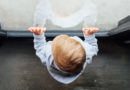 Baby looking outside through the glass door | photo: Paul Hanaoka, unsplash