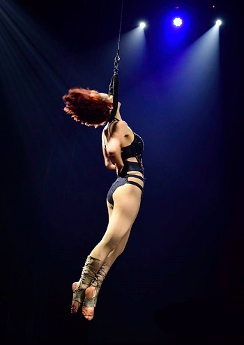 Circus Funtasia: Rosey Neckswing, photo by Andrew Payne