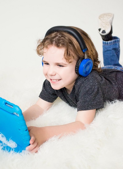 Boy in JuniorJams headphones