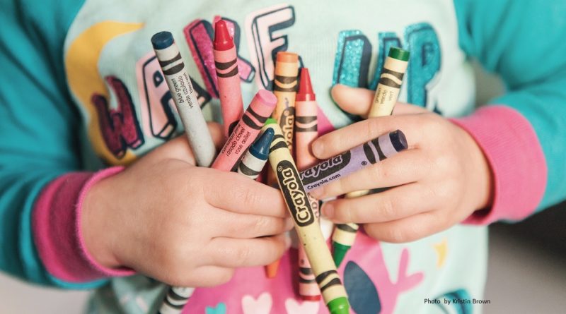 Child with Crayola felt pens