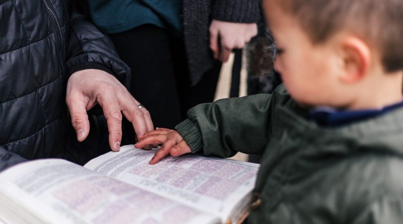 Child being taught to read by Priscilla du Preez from unsplash