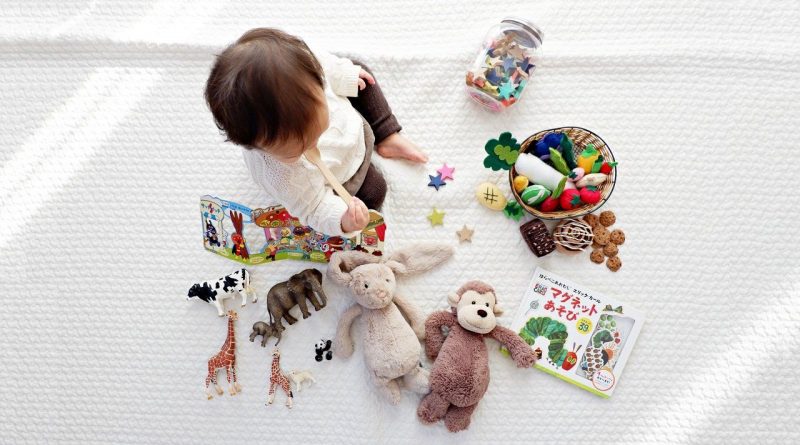 A baby playing with toys | Photo by shirota yuri