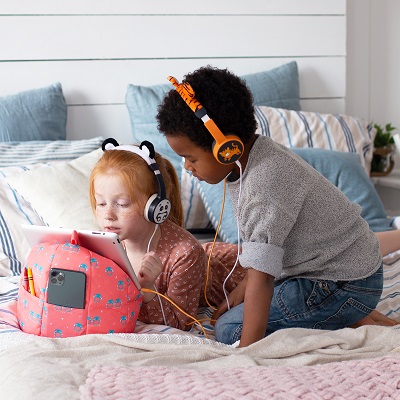 Planetbuddies | Children with panda headphones and travel tablet holder