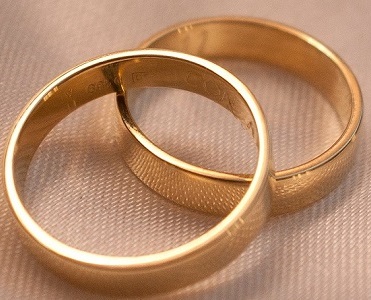 Wedding rings photo by mariano-rivas from unsplash_3