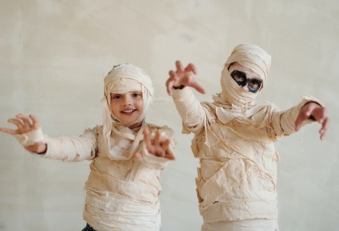 Halloween mummies, photo by Daisy Anderson, pexels, 5590089