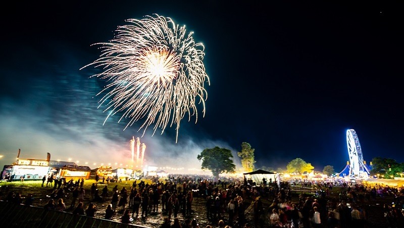 Cheshire Balloon Fiesta firework display, photo MilnerCreative