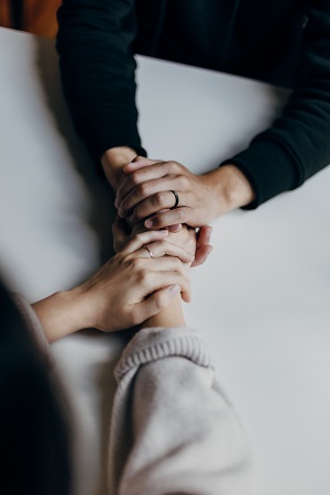 Holding hands | Photo Priscilla du Preez, Unsplash