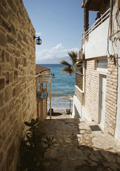 Alley down to the beach, Crete, Greece | Photo: Laura Meinhardt, pexels