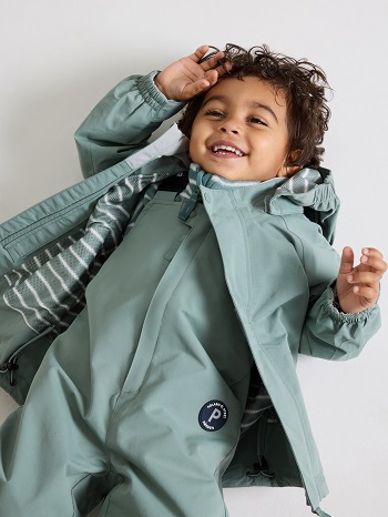 A child wearing teal polarnopyret's waterproof coat