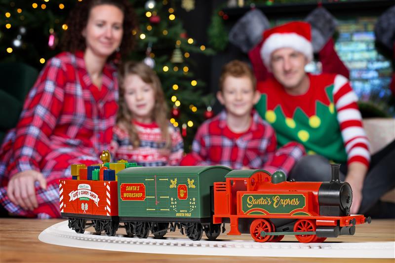 Family enjoys Santa's Express from Hornby