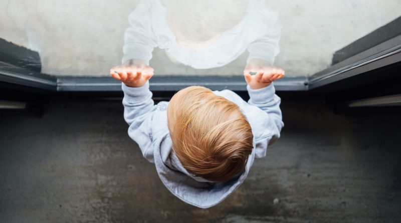 Baby looking outside through the glass door | photo: Paul Hanaoka, unsplash