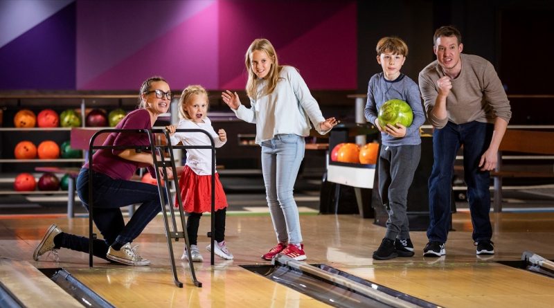 Family bowling at Tenpin Entertainment Centre, photo by Filip Gierlinski