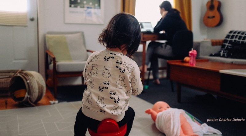 Working from home | Photo: Charles Deluvio