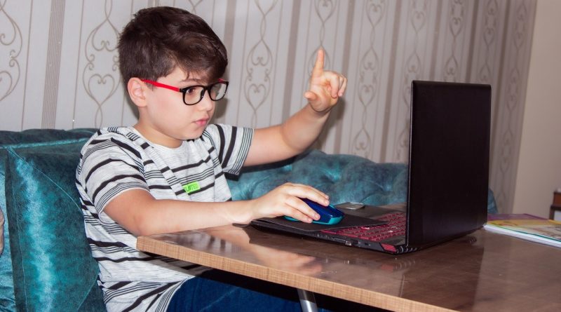 Boy in front of the computer, photo by Ahmend Hindawi