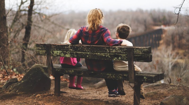 Mum with 2 kids on a bench, photo by Benjamin Manleyfrom