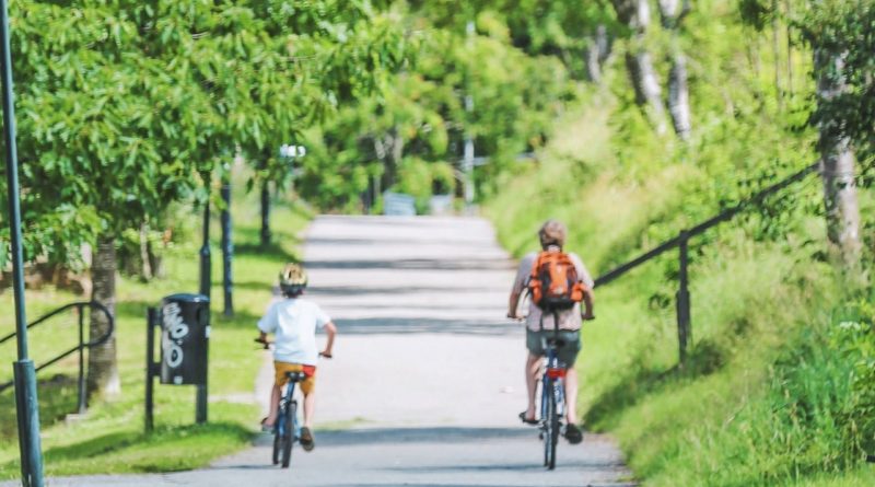 Family on bikes by yiwen from unsplash