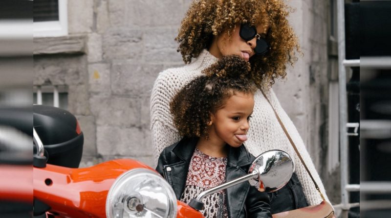 Mother daughter on the go | photo by Sai de Silva