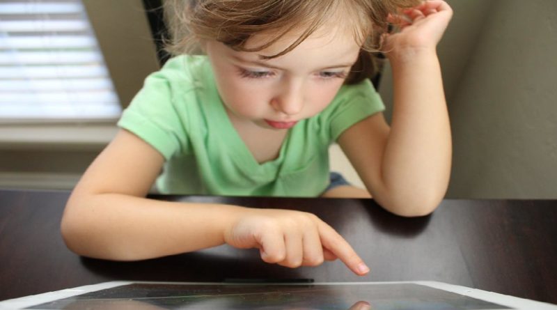 Little girl with a tablet Photo: Hal Gatewood. Unsplash