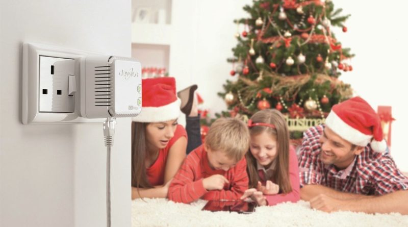 Family using gadgets connected through Devolo dLAN® 500 WiFi