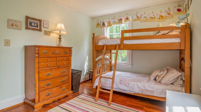 Bunk bed in a girl's room | pexels curtis adams