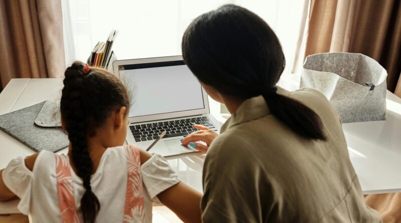 Mother-and-daughter-in-front-of-the-compute. Pexels