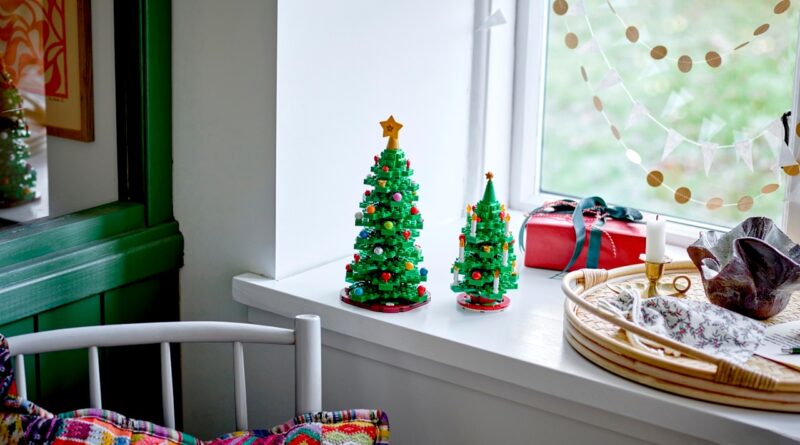 LEGO 40573 Christmas Tree on a window board