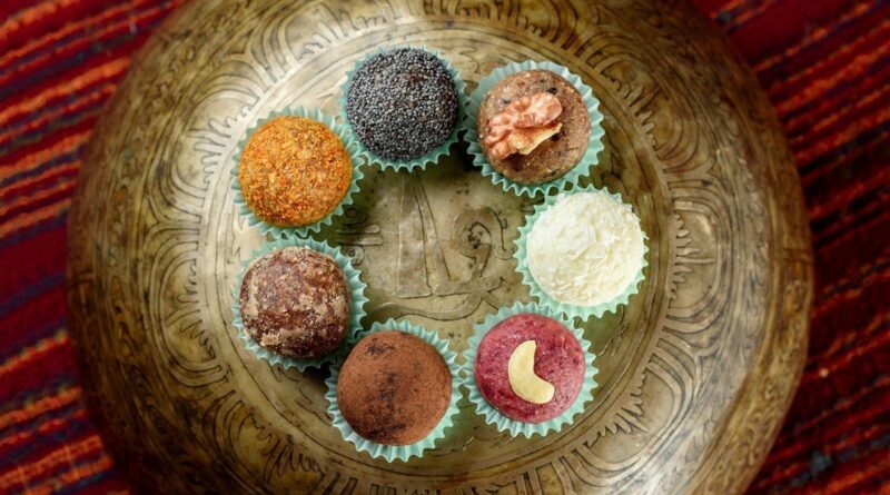 Different ladoo balls on display | Photo: Kiro Wang, pexels